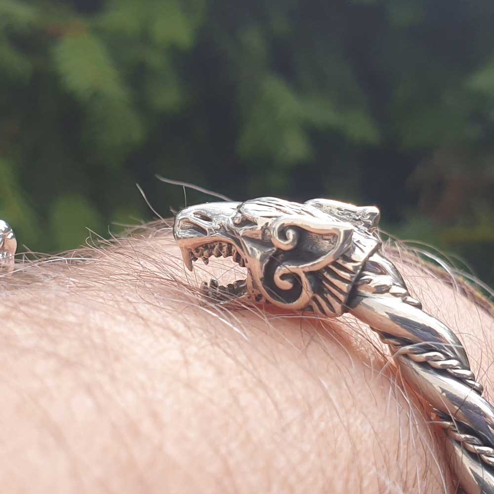 Odins Wölfe: Ein imposanter Wikinger-Armschmuck echt Silber 6,6 cm