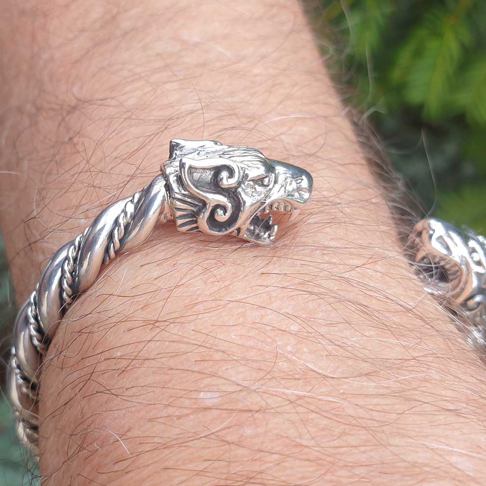 Odins Wölfe: Ein imposanter Wikinger-Armschmuck echt Silber 6,6 cm