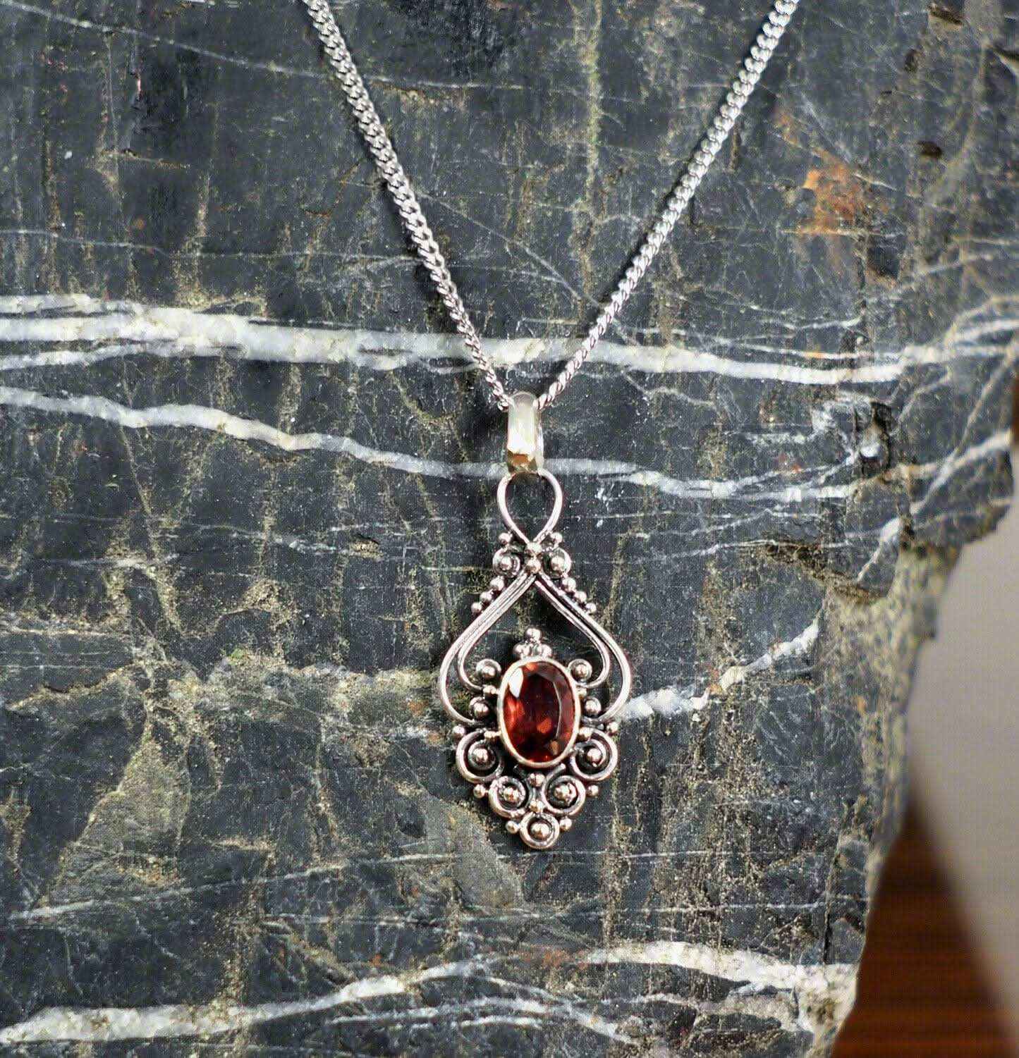 Schmuckanhänger mit echtem Granatstein und Silberkette Schmuck Anhänger