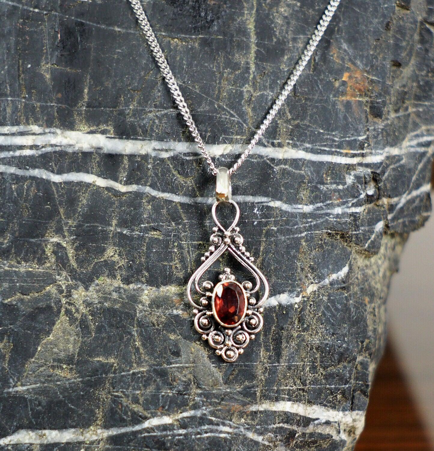Schmuckanhänger mit echtem Granatstein und Silberkette Schmuck Anhänger