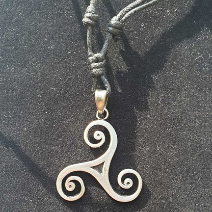 Triskele Anhänger Schmuck Zinn 35x32mm mit Schnur