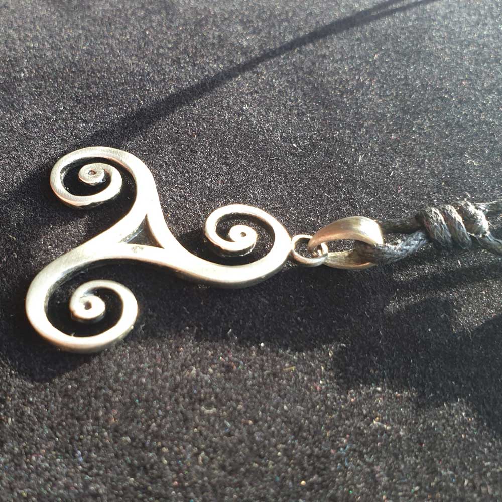 Triskele Anhänger Schmuck Zinn 35x32mm mit Schnur