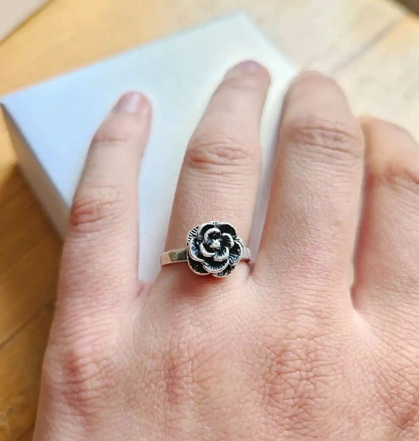 Rosenring Lilith Größe 17 - Firma Holzenplotz - Silberketten-Goldketten.de 