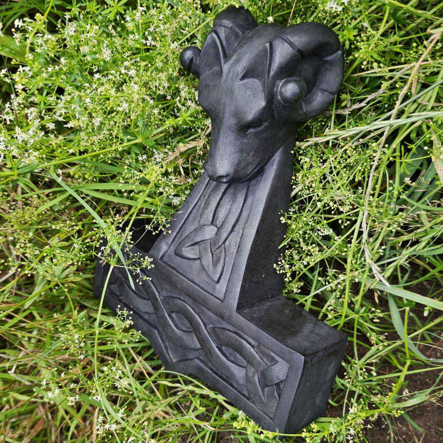 Widder Hammer Thorshammer Wandschmuck Holz handgeschnitzt schwarz