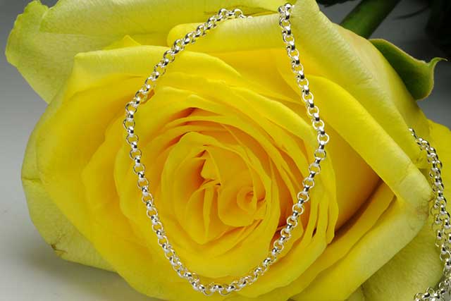 Hier können Sie sich Armschmuck aus Silber anzeigen lassen