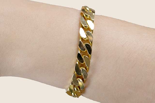 Hier können Sie sich Armschmuck aus Gold und Silber anzeigen lassen